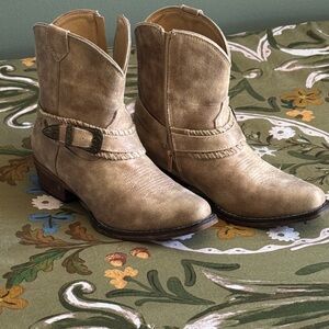 Roper Women's Distressed Tan Ankle Boots